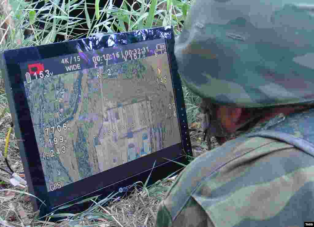 Проросійський бойовик із розвідзагону угруповання «ДНР» під час аеророзвідки дислокації українських військових за допомогою дрону. Донецька область, 11 серпня 2015 року