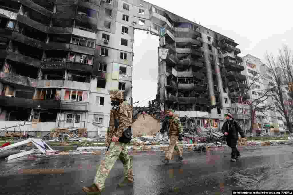 Під час бойових дій та окупації Бородянки загинула щонайменше 171 цивільна людина. Станом на 2025 рік статус безвісти зниклих все ще мають понад 60 людей / На фото праворуч – квітень 2025 року