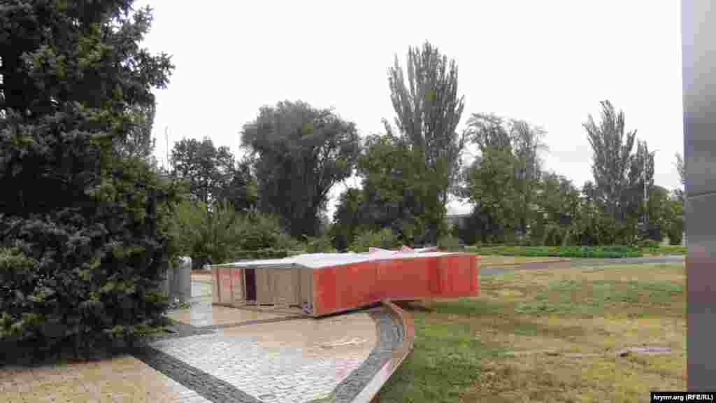 На площади Ленина порывы ветра повалил конструкцию в виде красной звезды, которую установили накануне в рамках памятной даты присвоения Керчи звания «город-герой»