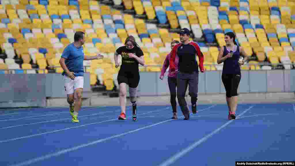 Згодом поспілкувалися з Олею. Виявилося, що вона з Вінниці, і що ми колись жили майже поруч один з одним. На війну пішла добровольцем. Важке поранення отримала в Авдіївці від міни у 2017 році. У міжнародних змаганнях ще участі не брала, але зараз активно готується 