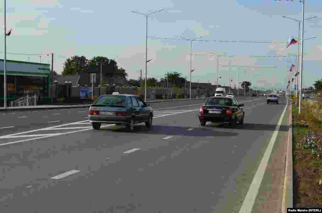 Автодорога в сторону Грозного расширена и полностью реконструирована (для это власти переселили отсюда несколько десятков человек). 