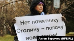 Участница митинга против установки памятника Сталину в Новосибирске, архивное фото
