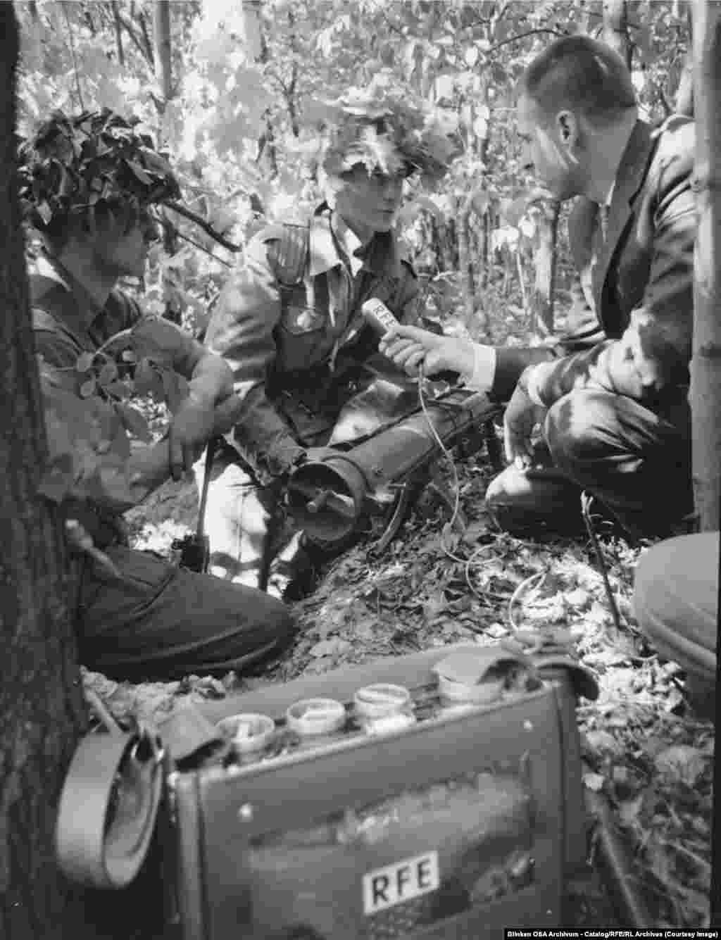 Берлінський кореспондент Радіо Свобода Том Бодін розмовляє з американським солдатом під час спільних англо-американських навчань у західноберлінському лісі Грюневальд у 1964 році.Радіо вважалося ідеальним засобом донесення інформації до населення, яке жило в умовах репресивних режимів, зокрема через те, що воно не залишало по собі нічого, що могло б скомпрометувати слухача: після прослуховування передачі достатньо було лише переключити свій приймач на іншу частоту