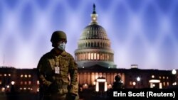Службовець Національної гвардії на тлі будівлі Капітолію, в стінах якого Палата представників 13 січня оголосила імпічмент президенту Дональду Трампу