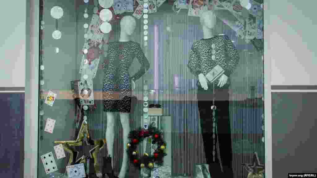 Владельцы модных бутиков одежды подошли к оформлению витрин творчески – как и в моде, сочетая порой несочитаемые вещи