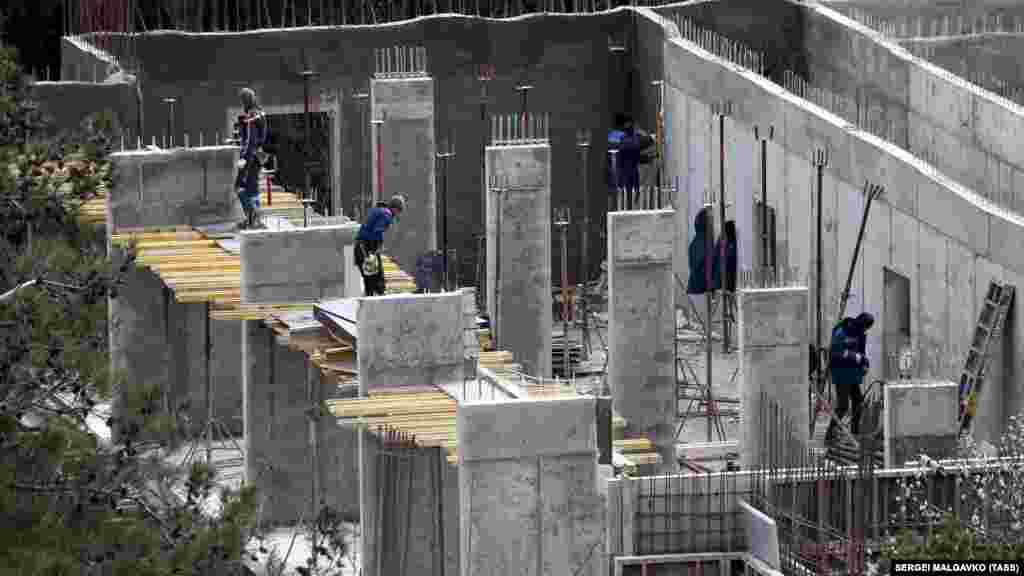 Тем временем, активными местными жителями заинтересовались российские силовики. В частности, учительница из Фороса Марина Рикмен сообщила о том, что участковый собирает на нее характеристики.  «В десять часов вечера ‒ звонок. Полиция приходит и начинает проводить профилактические беседы, как с какими-то преступниками. Министерство образования, в школу звонок: «Дайте, пожалуйста, характеристику Марине Милентьевне Рикмен». Я не прячусь, я учитель высшей категории, стаж сорок два года. Я поняла, что шьется дело. Я попала в особый список надзора в полиции», ‒ заявила на собрании в Форосе 2 марта учительница Марина Рикмен