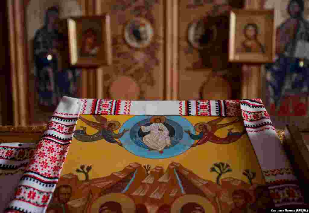 Одна з небагатьох написаних ікон у Казанцевській церкві. Решта – друковані.