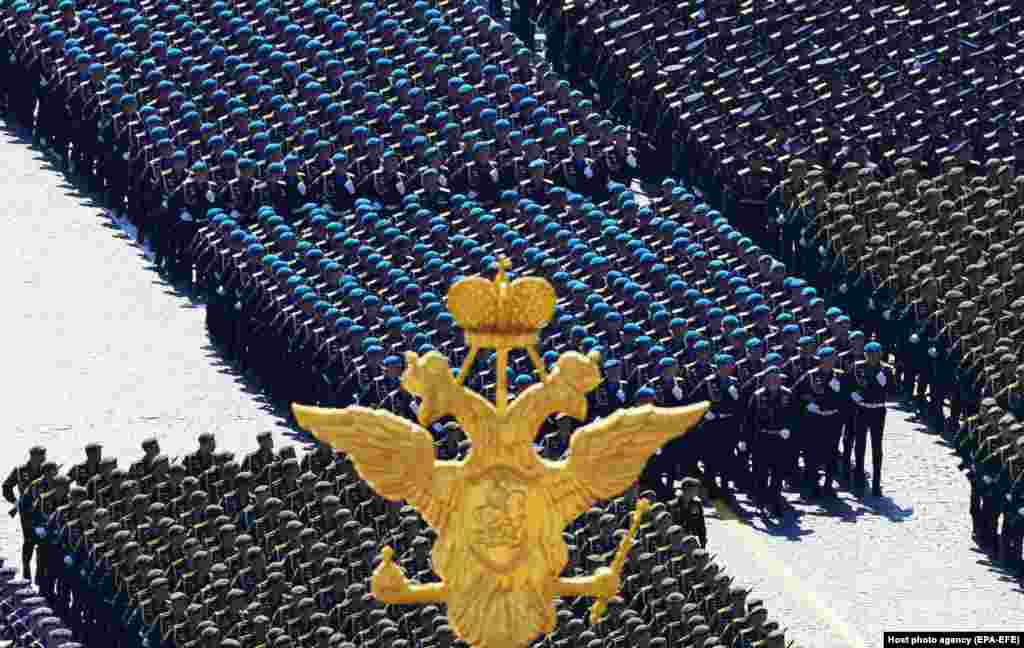 Російські військовослужбовці крокують під час військового параду на Красній площі. Росія почала скасовувати антикоронавірусні карантинні заходи протягом останніх тижнів, але кількість нових випадків захворювання залишається занадто високою – понад 7000 на день