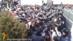 Силовики та активісти побилися у Харкові Силовики та активісти побилися у Харкові