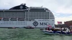 Перший круїзний лайнер у сезоні в Венеції проводили протестами (відео) Перший круїзний лайнер у сезоні в Венеції проводили протестами (відео)
