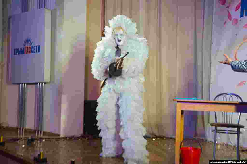 Одна из участниц в «пушистом» костюме с автоматом