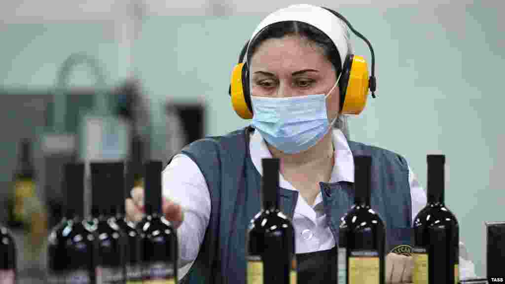 Сотрудница в цехе розлива вина 