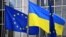 Флаги Евросоюза и Украины перед штаб-квартирой ЕС в Брюсселе. Иллюстративное фото