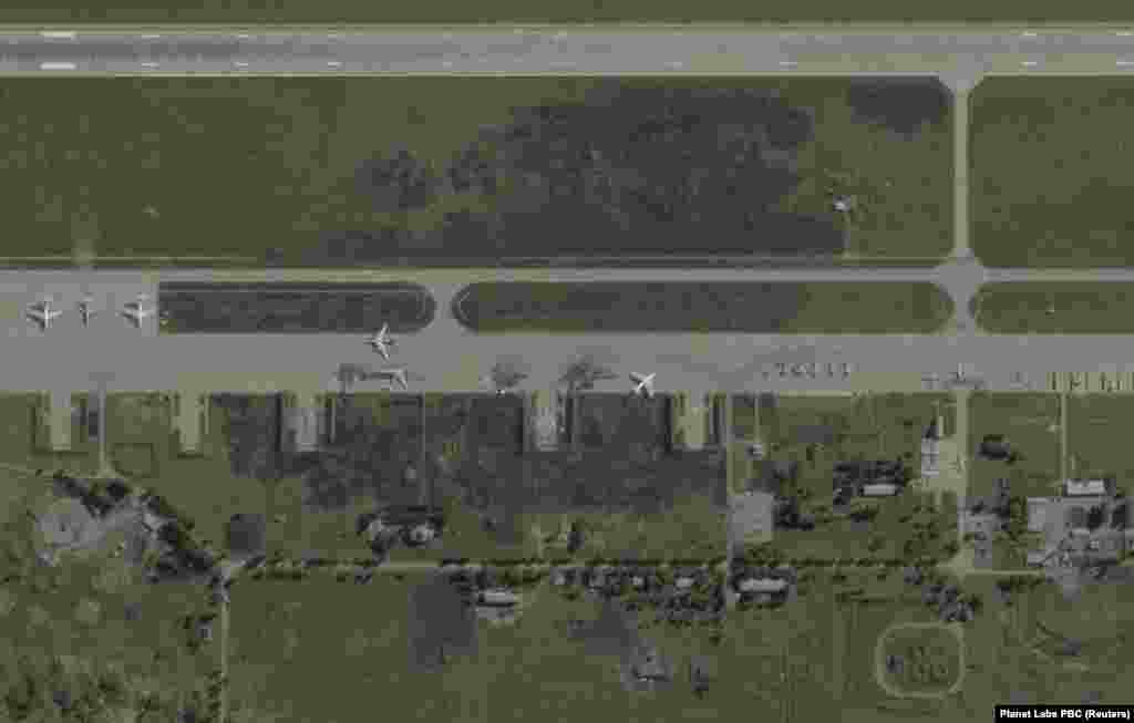 Супутникові знімки частини російської авіабази «Бєлая», зроблені 17 травня, незадовго до атаки українських безпілотників під час операції СБУ «Павутина» 1 червня, і після неї, 4 червня.