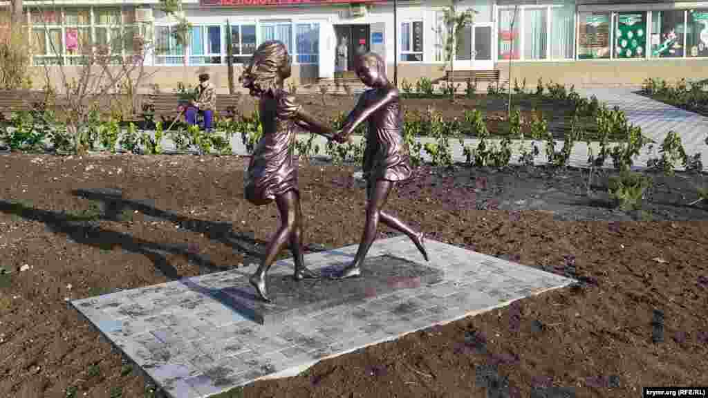 Скульптура «Танцующие девочки»