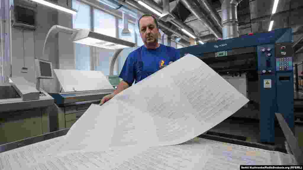 «Якщо скласти всі надруковані бюлетені разом, то їхня висота буде дорівнювати горі Кіліманджаро», – сказав Оніщенко. Висота Кіліманджаро – 5895 метрів