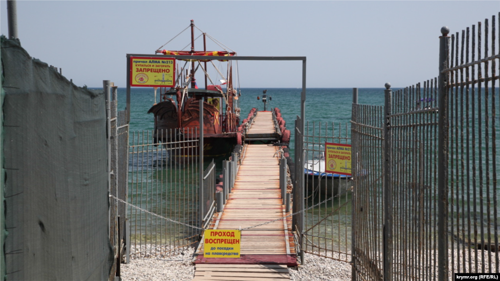 Одно из самых популярных развлечений в Коктебеле – морские экскурсии к визитной карточке поселка Золотым воротам. Владельцы катеров надеются выйти на полную заполняемость уже в июле