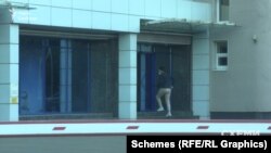 Тож «Схеми» спробувати потрапити туди до депутатів на прийом