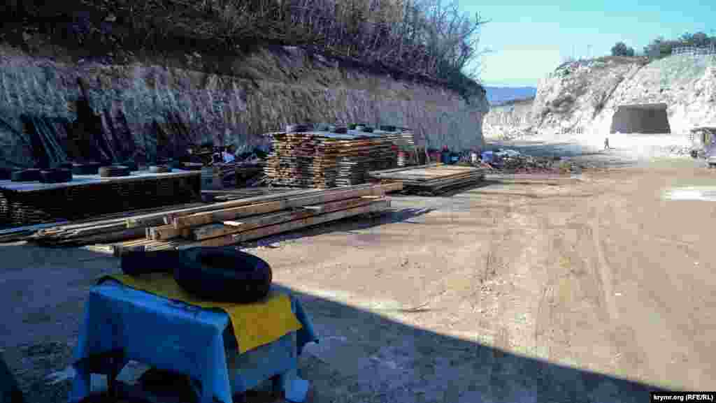 Монастырь активно строится, поэтому на его территории в разных местах складированы стройматериалы. В буферной зоне Бахчисарайского историко-культурного заповедника, в который входит пещерный монастырь, в ноябре 2018 года велись строительные работы. По мнению эколога Маргариты Литвиненко, в результате работ производилась выемка камня, нарушен природный ландшафт, нанесен ущерб греческому памятнику IX-XIX веков  