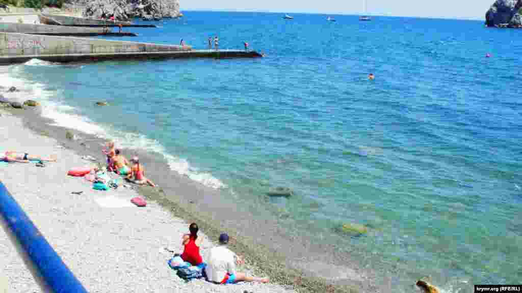 Хотя, что местные, что приезжие не особо вдохновлены загорать на пляже и купаться в море недалеко от пыльной стройки