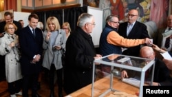 Ємманюель Макрон з дружиною на виборчій дільниці, Париж, 23 квітня 2017 року