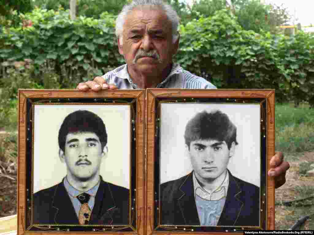 Георгій Карапетян з фотографіями своїх без вісти зниклих синів. Зниклих без вісти у Нагірному Карабасі, за різними даними, від 400 до тисячі.