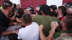 Одесситы пытались штурмовать мэрию после трагедии в детском лагере (видео) Одесситы пытались штурмовать мэрию после трагедии в детском лагере (видео)
