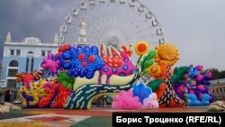 Інсталяція за мотивами картин Марії Примаченко. Поділ, Київ, вересень 2025 року