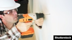 Польські фахівці вважають, що порятунком може стати помітне підвищення ставок для українців, які працюють у Польщі.