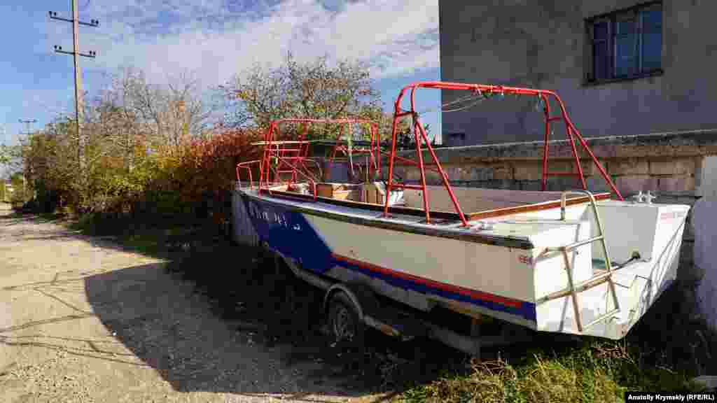 На корме катера написано «Пляжное такси»