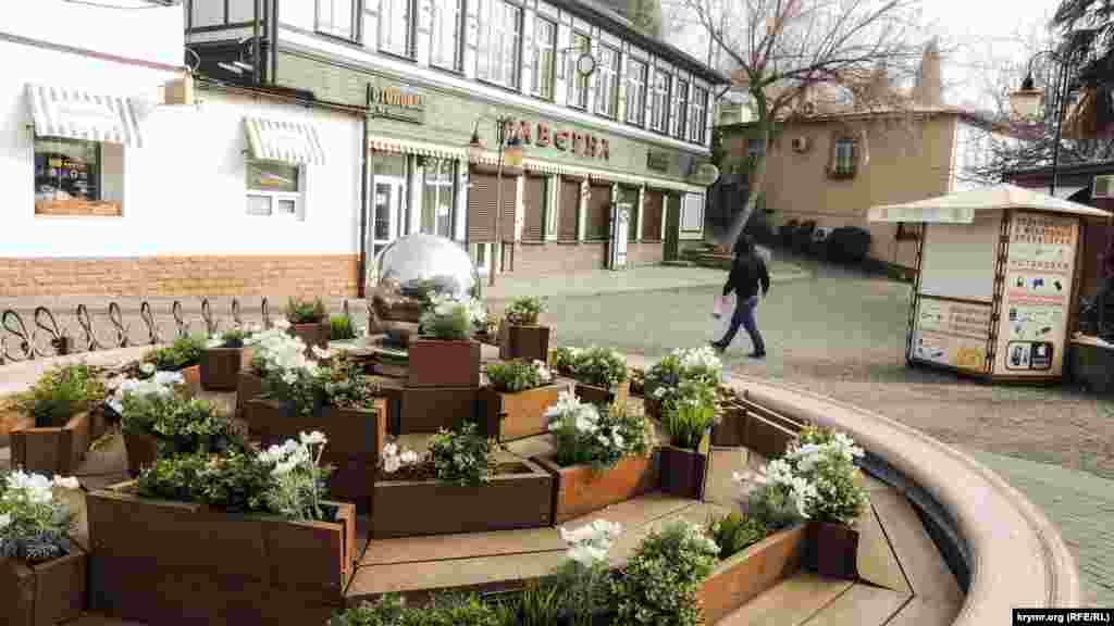 Это место гурзуфцы называют «пятачок». Несмотря на выходные дни, людей на улицах поселка немного. Создается впечатление, что город еще не проснулся после зимы