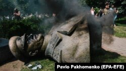 Про те, що обшуки стосуються повалення пам’ятника маршалу Жукову, повідомляє місцевий активіст Валентин Бистриченко