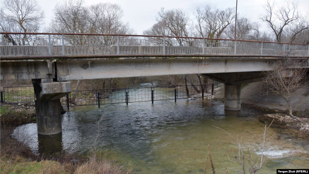 Мост через реку Узунджа в селе Родниковское, под которым «Водоканал» недавно установил заграждения