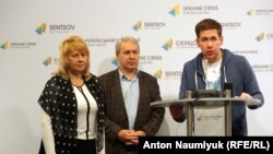 Адвокаты Марина Дубровина, Дока Ицлаев и Илья Новиков на пресс-конференции в Киеве, 7 ноября 2015 г.