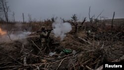 Військовослужбовець 24-ї окремої механізованої бригади імені Короля Данила стріляє з гранатомета РПГ-7 під час навчань в Донецькій області, 29 листопада 2024 року