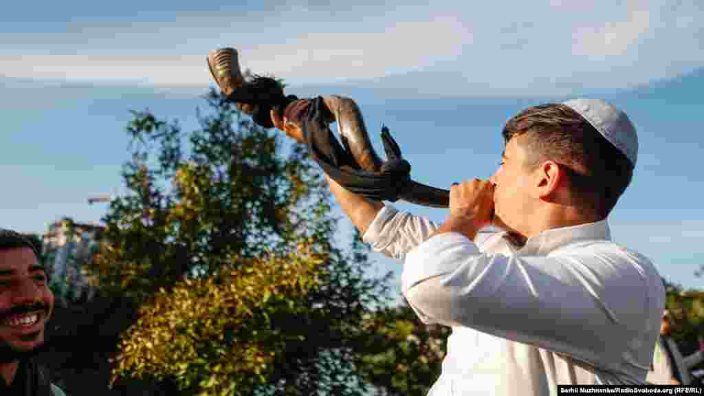 Під час свята Рош га-Шана юдеї мають можливість покаятися, до чого їх закликає звук шофара (баранячий ріг). Вони аналізують свої вчинки за весь попередній рік, розмірковують про майбутнє, просячи миру, злагоди і здоров'я