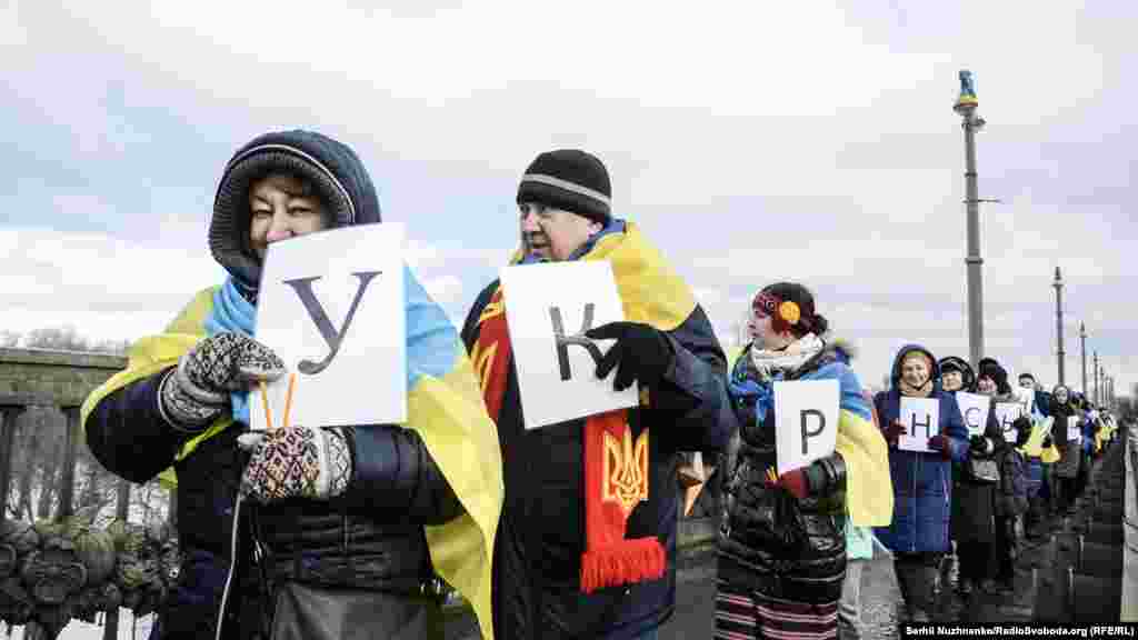 У тексті Акту Соборності мовиться: «Однині на всіх землях України, розділених віками – Галичині, Буковині, Закарпатській Русі і Наддніпрянській Україні – буде одна, велика Україна. Мрії, для яких найкращі сини України жили і вмирали, стали дійсністю. Однині повіки буде одна, самостійна Українська Народна Республіка».