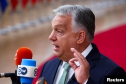 Прем’єр-міністр Угорщини Віктор Орбан спілкується із ЗМІ під час саміту лідерів Європейського Союзу в Брюсселі, Бельгія, 26 червня 2025 року