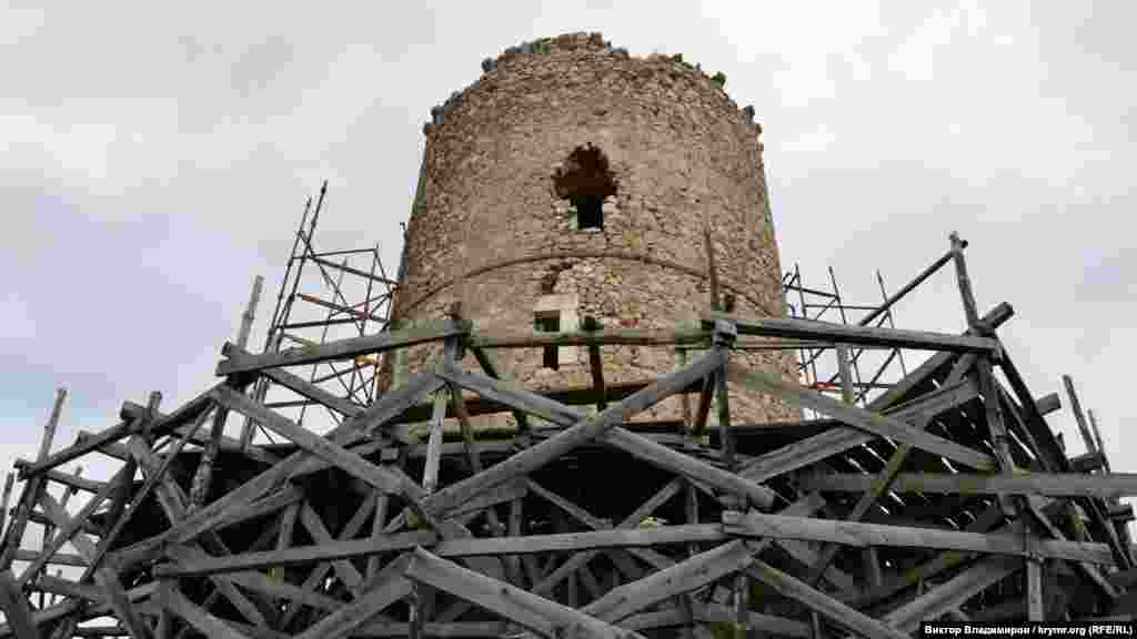 Это – Барнабо Грилло – башня-донжон, то есть главная башня замка. Такие башни размещались внутри крепостных стен, в самом защищенном месте