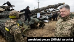 Президент України Петро Порошенко під час військових навчань ЗСУ. Квітень 2017 року