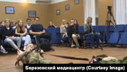 Глава района дает урок в школе