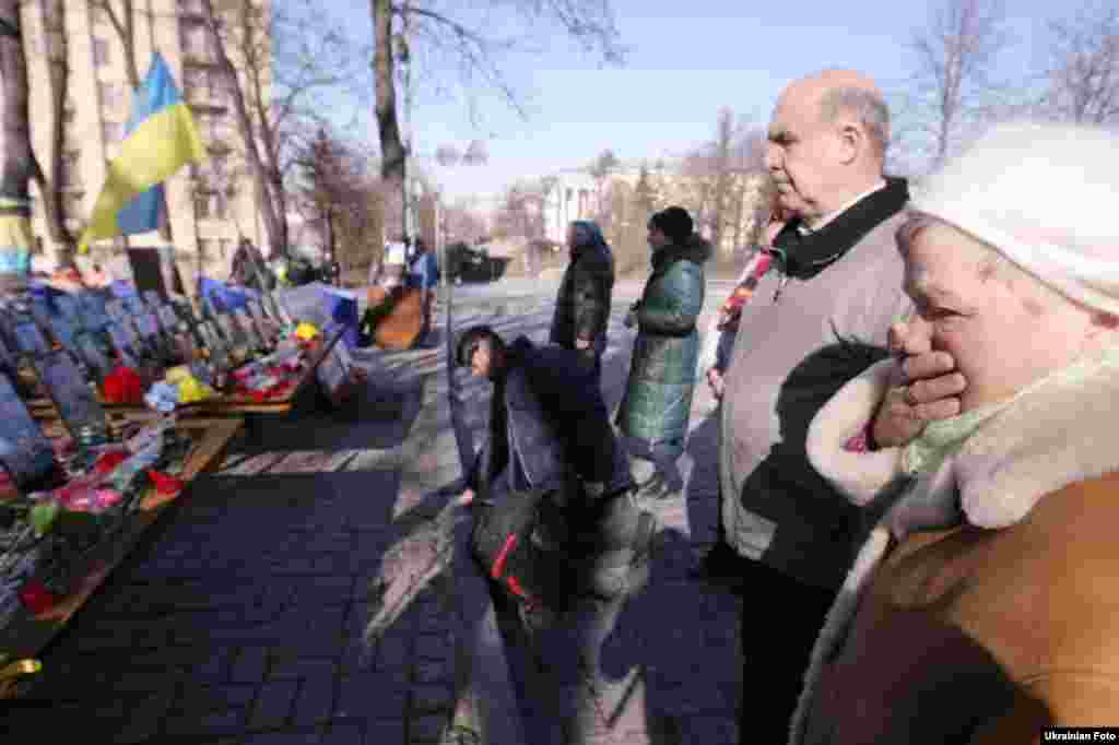 Люди приносять квіти до пам'ятника Героям Небесної сотні в Києві. Сьогодні минає два роки від початку кривавих боїв у центрі Києва. Фото: 18 лютого 2016 року