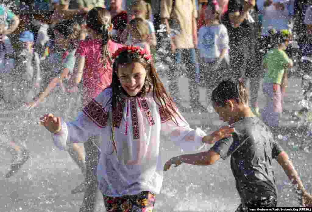 Школярі, волонтери, військові – всі, хто гостро відчувають присутність війни і на своїх долях випробували агресію «братнього» народу, вкотре підкреслюють свою ідентичність