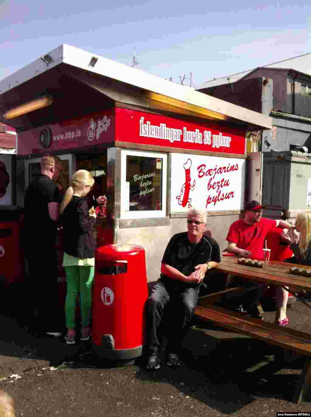 Bæjarins Beztu почему-то считается лучшей палаткой с хот-догами в Европе, поэтому тут всегда очереди. 