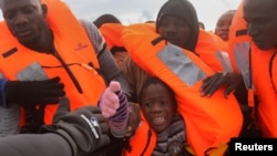 Спасенные в Средиземном море беженцы