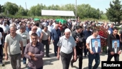 Скорботне прощання в селі Гаджибеделлі (Азербайджан) з братами Хусейном та Зіяддіном Сафаровими, які померли під вартою у Росії, 1 липня 2025 року