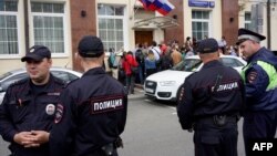 Російські поліцейські під штабом Олексія Навального, 6 липня 2017 року
