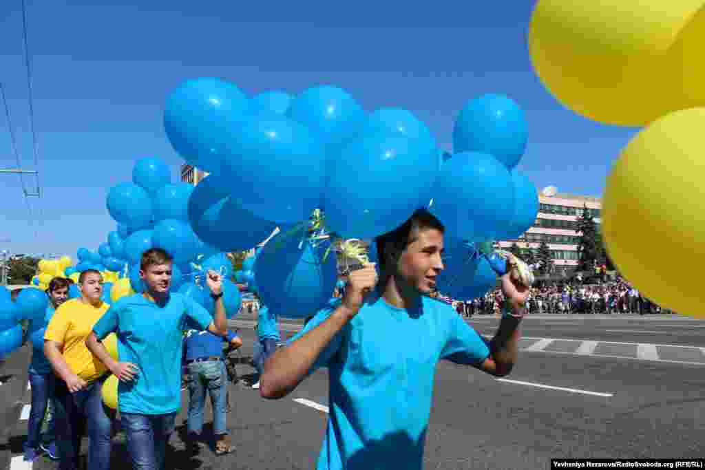 На завершення – танцювальний флешмоб, після якого молодь випускала у небо жовті та блакитні кульки