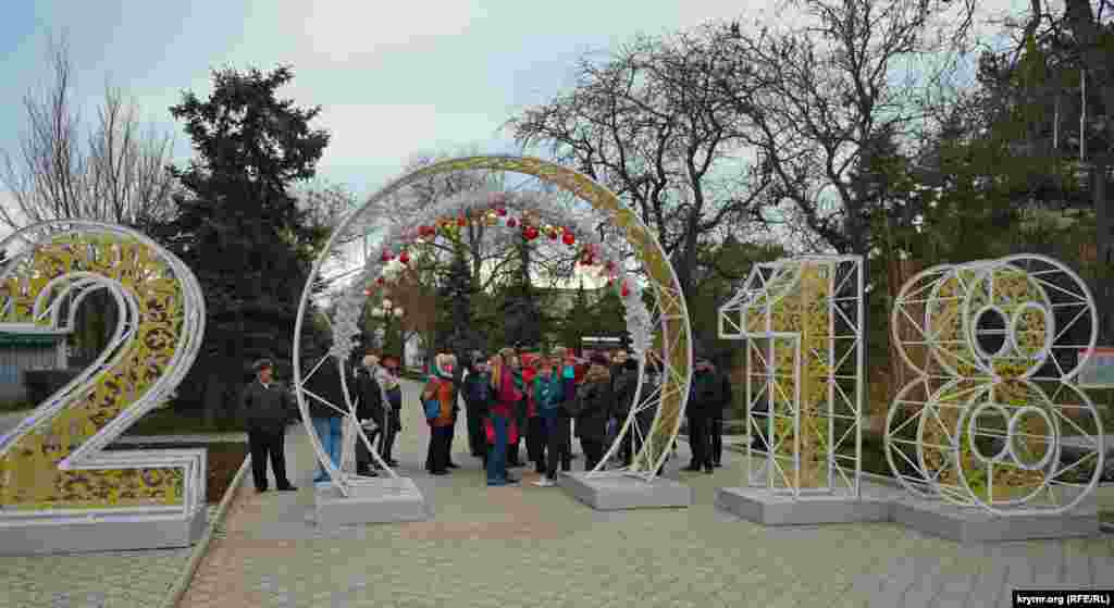 Под новогодним «нулем» в начале улицы Дуванской собираются приезжие экскурсанты