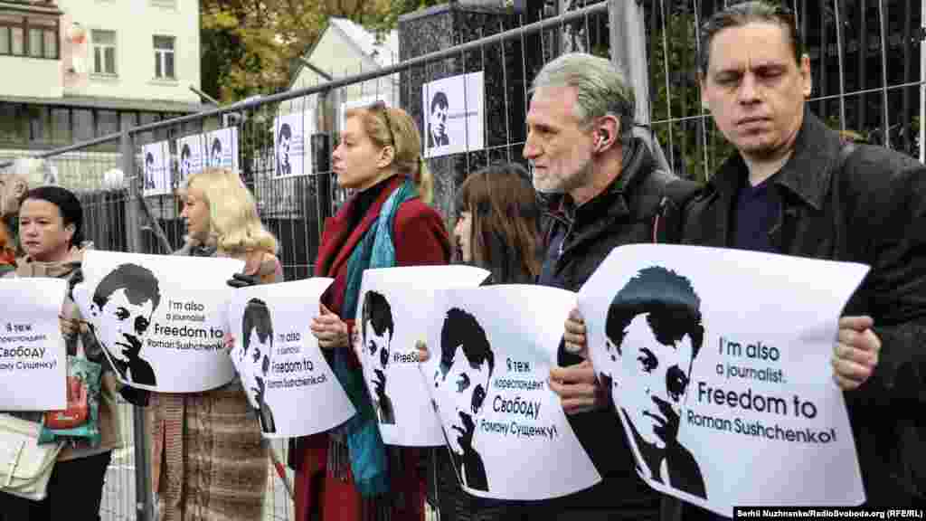 Присутні тримали плакати «Я – теж кореспондент» різними мовами